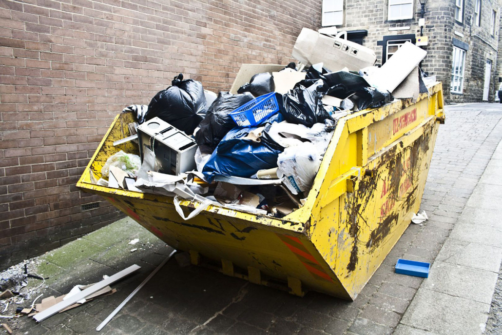 Benne d'ordures avec des DEEE et d'autres déchets.