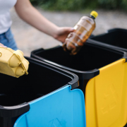 Tri dans les poubelle plastique verre et carton