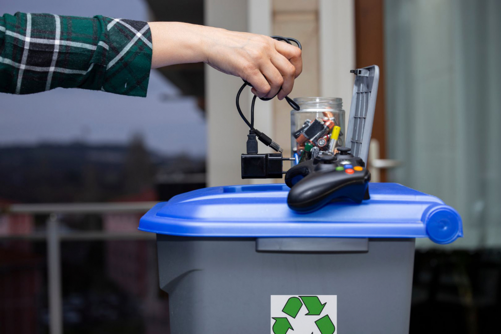 personne qui  jette des déchets électroniques et électriques.