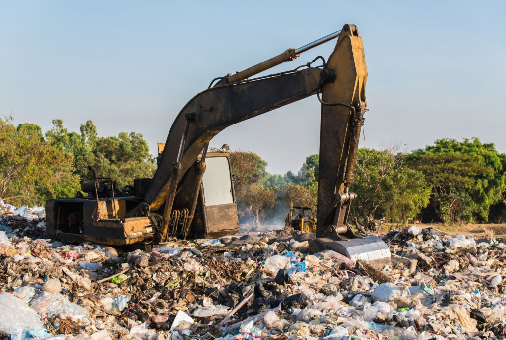 site d'enfouissement avec une pelleteuse